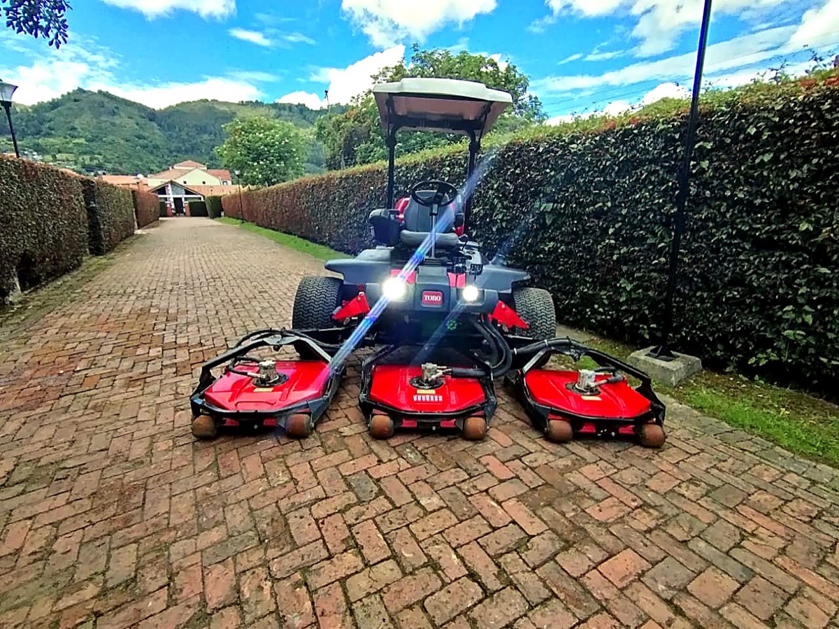 Cortadora triplex Toro Groundsmaster con las tres unidades de corte extendidas, vista frontal